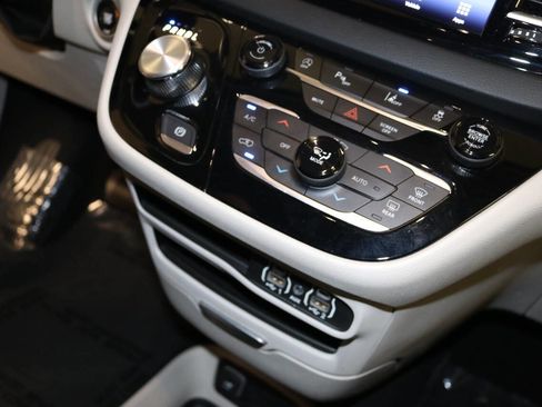 Used 2023 Chrysler Pacifica Touring-L image 79