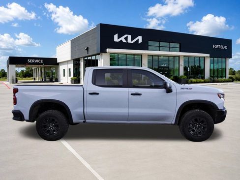 Used 2023 Chevrolet Silverado 1500 ZR2 w/ Technology Package AWD/4WD image 4