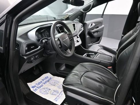 Used 2025 Chrysler Pacifica Limited image 9