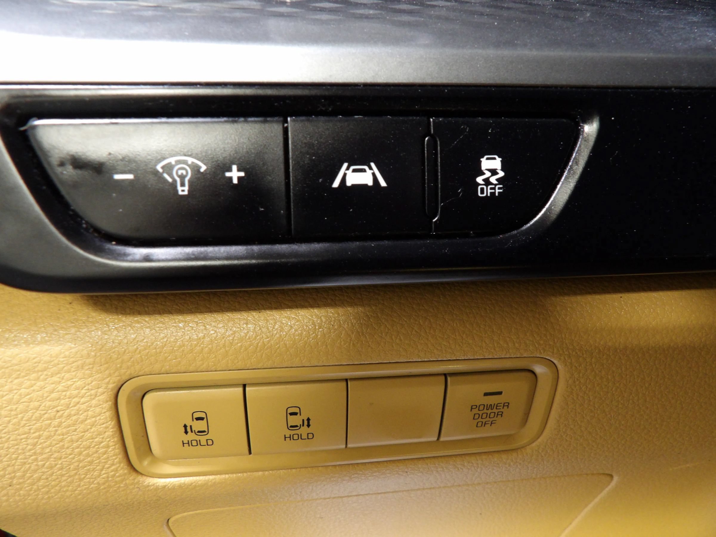Used 2024 Kia Carnival LX FWD image 26