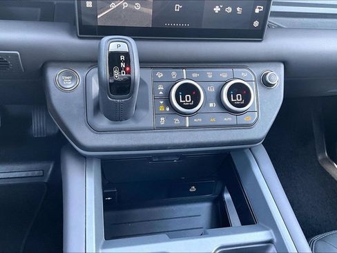 Certified 2025 Land Rover Defender 130 X-Dynamic SE AWD/4WD image 23