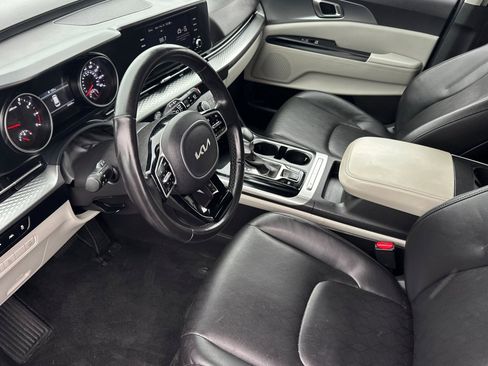 Used 2022 Kia Carnival LX image 10