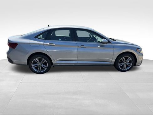 Used 2024 Volkswagen Jetta SE FWD image 6