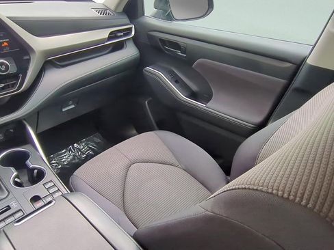 Used 2024 Toyota Highlander LE AWD/4WD image 13