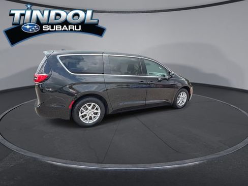 Used 2023 Chrysler Pacifica Touring-L FWD image 9