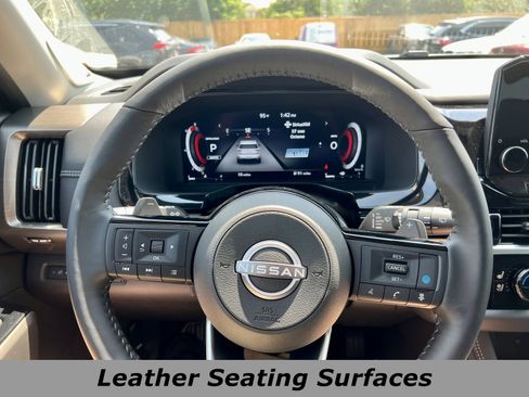 New 2025 Nissan Pathfinder Platinum w/ Black Appearance Package image 4