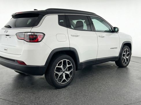 Used 2025 Jeep Compass Limited image 9