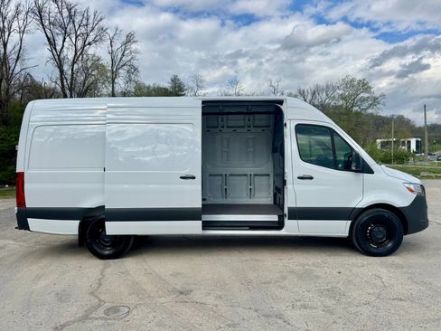 Used 2025 Mercedes-Benz Sprinter 2500 image 6