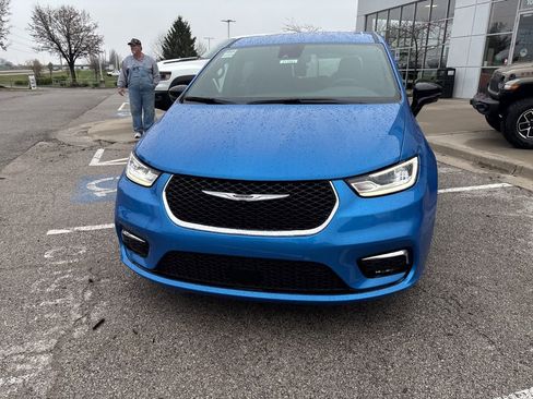 New 2026 Chrysler Pacifica Select image 11