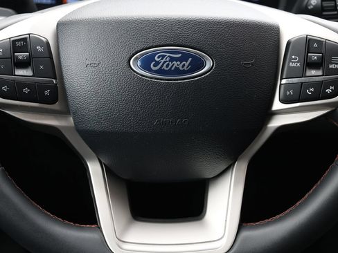 Used 2025 Ford Explorer Active RWD image 18
