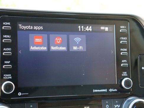 Used 2022 Toyota Highlander LE AWD/4WD image 38