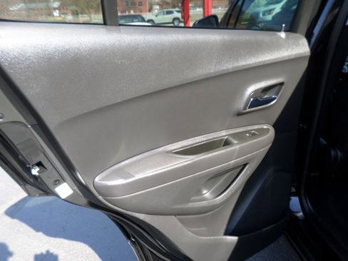 Used 2019 Chevrolet Trax LT w/ LT Convenience Package image 27