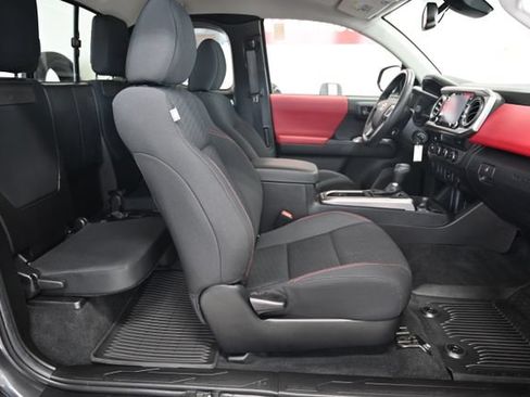 Used 2022 Toyota Tacoma SR5 AWD/4WD image 13