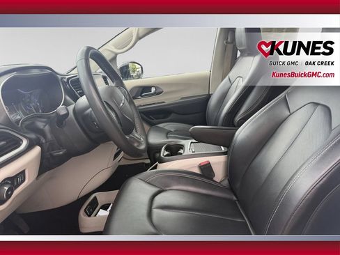 Used 2024 Chrysler Pacifica Touring-L FWD image 21