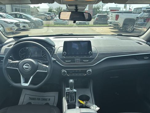 Used 2025 Nissan Altima 2.5 SV FWD image 7