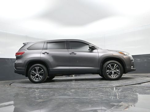 Used 2019 Toyota Highlander LE image 32