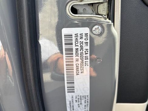 Used 2023 Chrysler Pacifica Limited FWD image 23