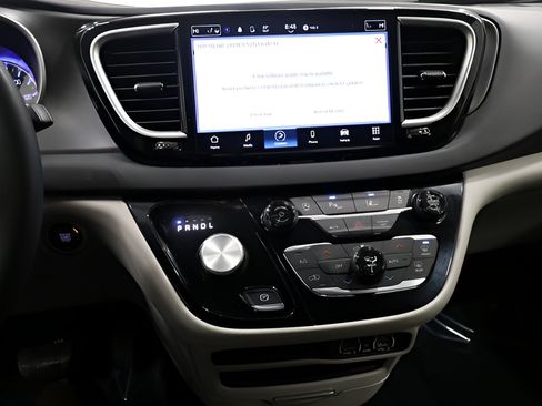 Certified 2024 Chrysler Pacifica Touring-L FWD image 22