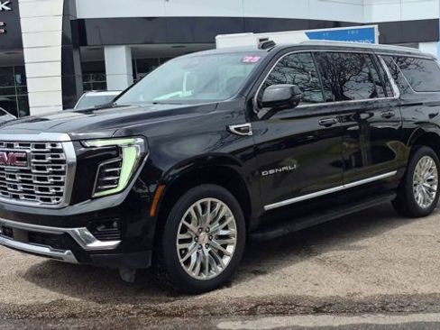 Used 2025 GMC Yukon XL Denali AWD/4WD image 4