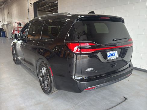 Used 2025 Chrysler Pacifica Limited FWD image 3