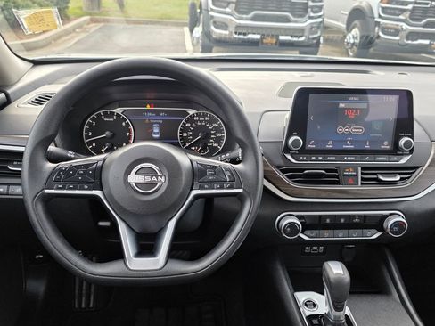 Used 2025 Nissan Altima 2.5 SV image 31