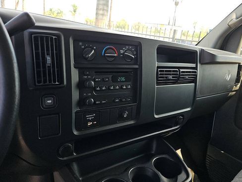 Used 2007 GMC Savana 3500 Extended Passenger w/ LT Preferred Equipment Group RWD image 12