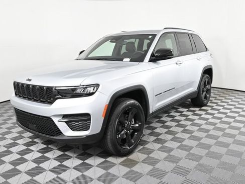 Used 2024 Jeep Grand Cherokee Altitude image 2