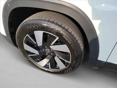 Used 2025 Volkswagen Atlas Cross Sport SE FWD image 9