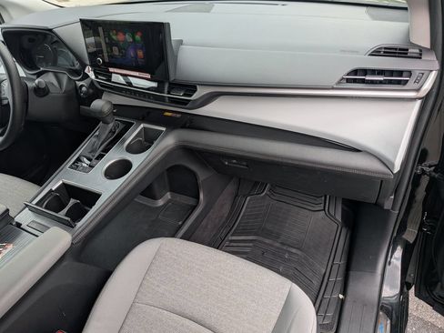 Used 2025 Toyota Sienna LE w/ LE Plus Package FWD image 30