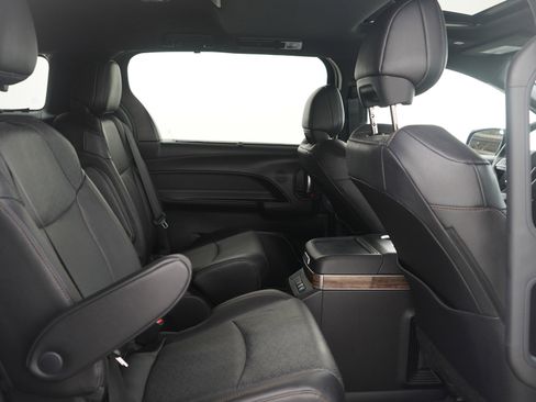 Used 2025 Toyota Sienna Platinum image 15