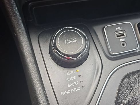 Used 2019 Jeep Cherokee Latitude w/ Popular Appearance Group AWD/4WD image 26