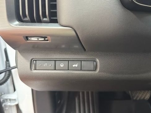 Used 2025 Nissan Pathfinder SL FWD image 23