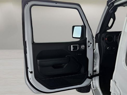 Used 2024 Jeep Gladiator Rubicon image 12