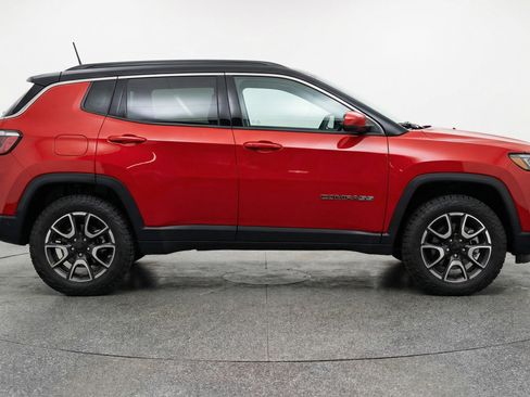 Used 2025 Jeep Compass Trailhawk AWD/4WD image 11