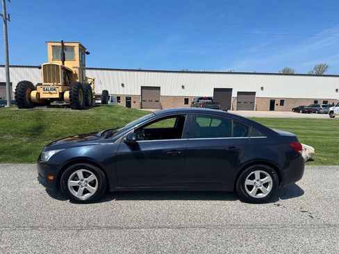 Used 2014 Chevrolet Cruze LT FWD image 2
