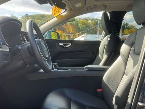Used 2022 Volvo XC60 B5 Momentum w/ Climate Package image 10