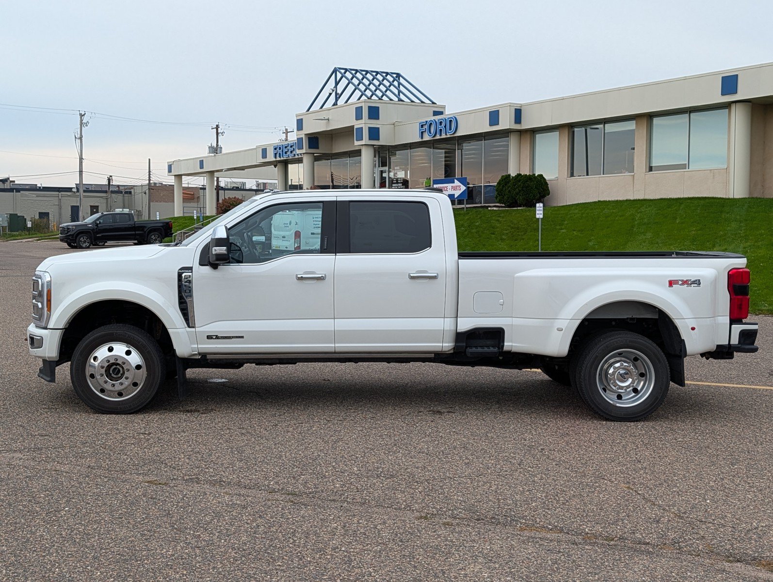 Used 2023 Ford F450 Platinum w/ FX4 Off-Road Package AWD/4WD image 2