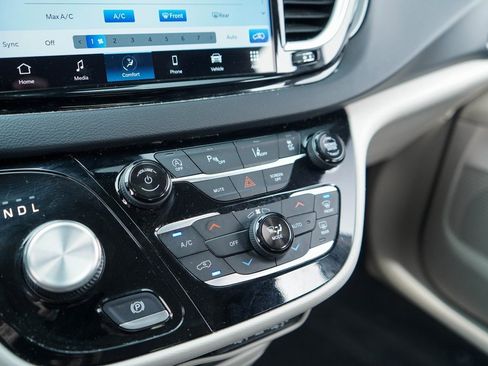 Used 2024 Chrysler Pacifica Touring-L image 12