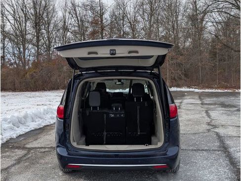 Used 2018 Chrysler Pacifica Touring-L Plus image 13