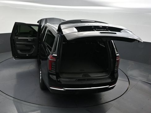 Used 2025 Chevrolet Suburban LS RWD image 37