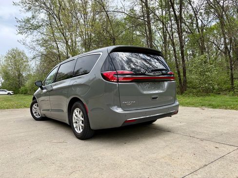 Used 2025 Chrysler Pacifica Select FWD image 9