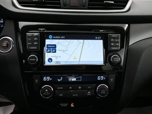 Used 2015 Nissan Rogue SV w/ SV Premium Package image 17