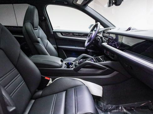 Used 2025 Porsche Cayenne S image 52