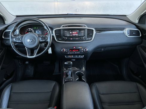 Used 2016 Kia Sorento EX image 4