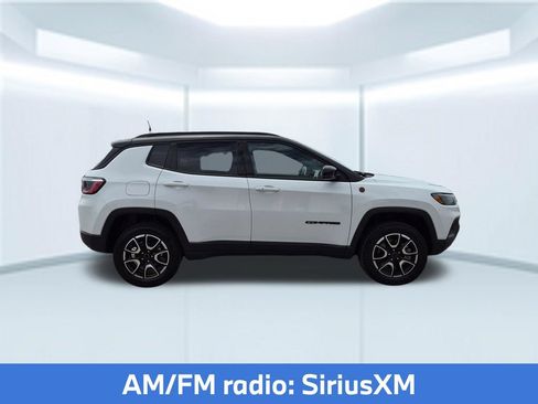 Used 2025 Jeep Compass Trailhawk AWD/4WD image 8