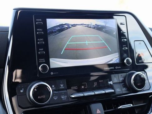 Used 2022 Toyota Highlander XLE image 18