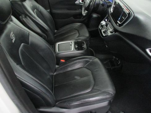 Used 2020 Chrysler Pacifica Touring-L Plus image 19
