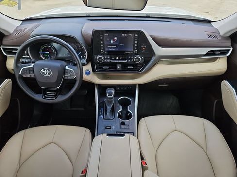 Used 2021 Toyota Highlander XLE AWD/4WD image 10