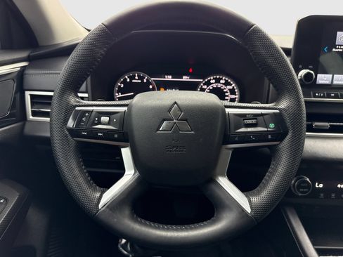 Used 2023 Mitsubishi Outlander SE FWD image 19