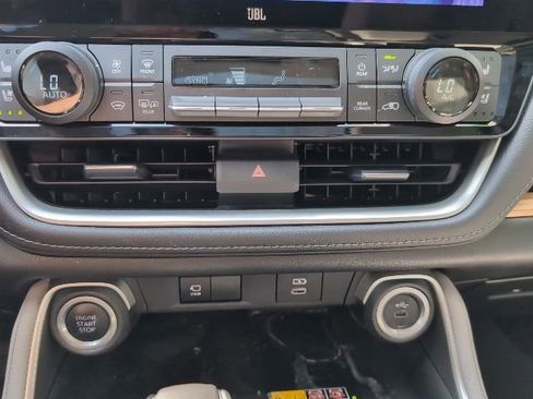 Used 2024 Toyota Grand Highlander AWD image 17